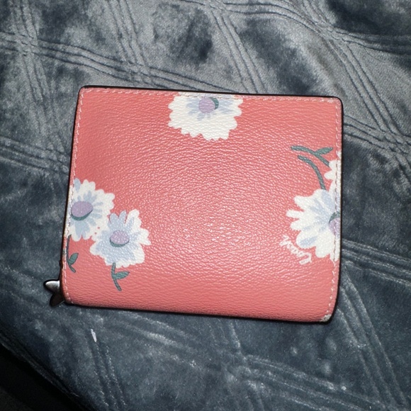 Coach Outlet Snap Wallet Pink with Daisy Print - Picture 2 of 5